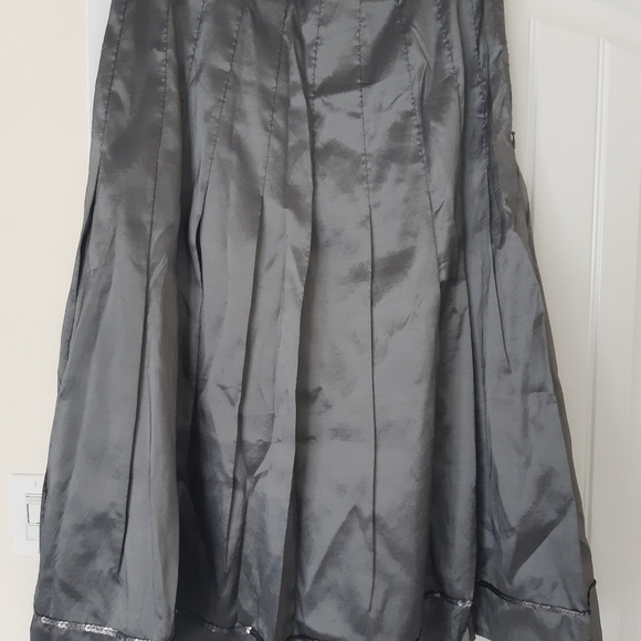 Beautiful silver grey skirt - Picture 6 of 8